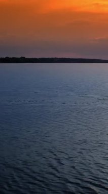 Genç adam jipine biniyor. Yüzen güçlü bir adamın havadan görünüşü.