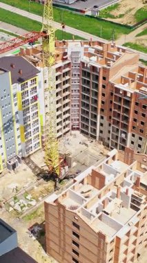 İnşaat alanı yukarıdan vurulmuş. İnşaat halindeki yeni yerleşim yerinin havadan görüntüsü