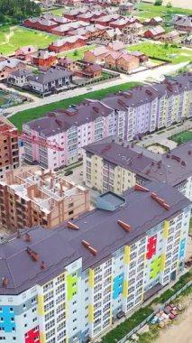 İnşaat alanının üzerinde uçuyor. Şehirdeki fabrikanın hava görüntüsü.