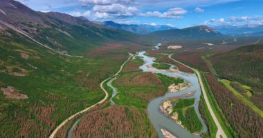 Yol kenarındaki nehrin deltasının üzerinde uçuyor. Alaska 'daki çarpıcı dağlar..