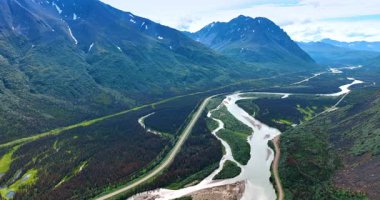 Dallanan nehrin deltasını çevreleyen devasa yemyeşil dağlar. Alaska 'nın nefes kesici vahşi doğası. Hava görünümü.