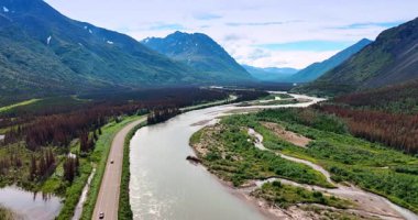 Nehrin üzerinden uçup dağların arasındaki vadiye akacağız. Alaska 'nın fantastik doğa manzaraları.