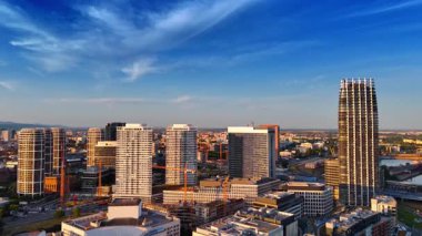 Günbatımında Slovakya, modern Bratislava manzarası. Şehirde çeşitli binalar inşa ediliyor. Hava görünümü.