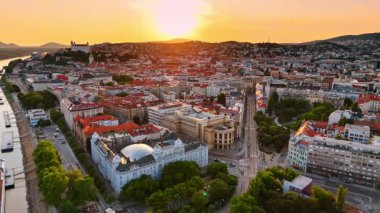 Bratislava, Slovakya 'nın tarihi kısmına inanılmaz bir bakış açısı. Eski şehrin üzerinde güzel turuncu gökyüzü. Hava perspektifi.