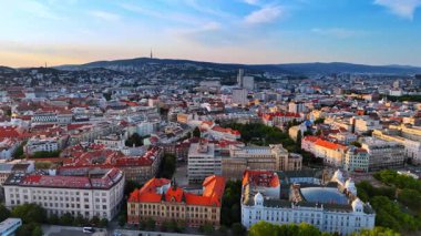 Bratislava, Slovakya 'nın çarpıcı tarihi kısmının üzerinden uçmak. Günbatımında eski şehrin güzel mimarisi.