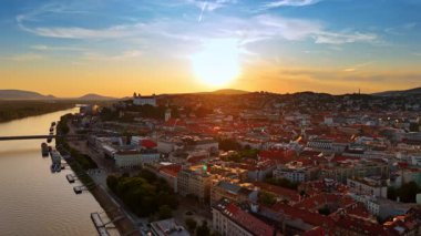 Batan güneşin güzel yumuşak ışığı eski kasabanın manzarasını aydınlatıyor. Bratislava, Slovakya 'nın günbatımının tarihi bir parçası. Hava görünümü.