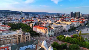 Tarihi binalarla çevrili kavşağa yaklaşıyoruz. Gün batımında Slovakya, Bratislava 'nın manzarası. Hava görünümü.