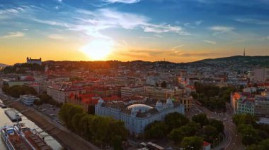 Birden fazla turuncu çatısı olan eski Bratislava kasabası. Batan güneşin güzel ışığı manzarayı kamaştırır. Hava görünümü.