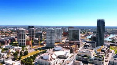 Bratislava, Slovakya, 2 Haziran 2025: Bratislava skyline modern tasarım. Canlı Bratislava manzaraları modern binalar ve açık gökyüzü kentsel gelişimi vurguluyor.