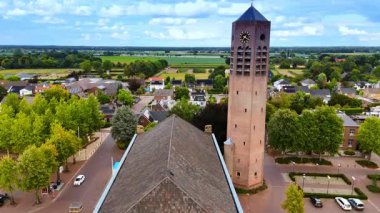 Hollanda, Vierlingsbeek 'teki Laurentiuskerk kulesi boyunca yükseliyor. Güzel kırsal kesimin resimli manzarasını gözler önüne seriyor..