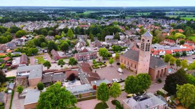 Bir sürü yeşilliği olan güzel köyün manzarası. Hollanda, Vierlingsbeek üzerinde insansız hava aracı görüntüleri.