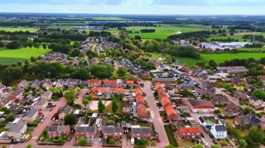 Güzel, özel evleri olan yeşil kırsal manzarayı seyret. İnsansız hava aracı görüntüleri Vierlingsbeek, Hollanda 'da gündüz vakti.