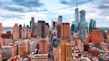 New York manzaralı uzun düz caddenin üzerinde uçuş. Manhattan 'ın gökdelenlerine yaklaşıyoruz. Arkaplanda gri bulutlu gökyüzü.