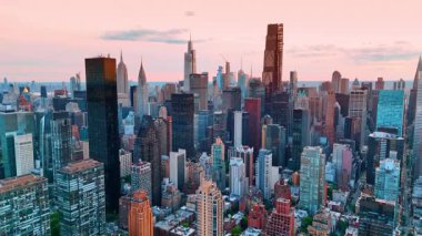 Manhattan 'ın modern manzarasına doğru yükselin. Gün batımında New York 'un şehir merkezinde muhteşem bir manzara..