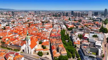 Slovakya 'nın Bratislava kentinin turuncu çatılı güzel manzarası. Şehrin uçsuz bucaksız manzarası. Eski ve yeni mimarisi var. Hava perspektifi.