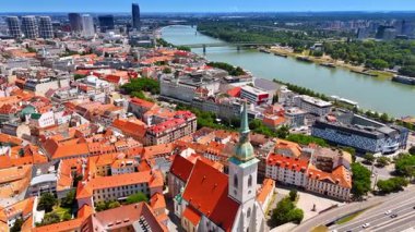 Bratislava, Slovakya 'nın inanılmaz tarihi mimarisi. Şehrin içinden akan Tuna Nehri 'ne bakın. Hava perspektifi.