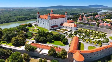 Bratislava Kalesi 'nin güzel korunmuş bölgesi. Muhteşem bahçeyle çevrili çarpıcı eski tarihi binalar. Hava perspektifi.