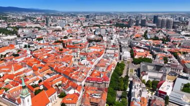Güzel Bratislava, Slovakya 'nın güneşli manzarası. Şehrin eski ve yeni mimarisinin kombinasyonu. Hava perspektifi.