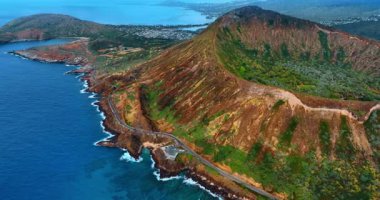 Resimli kayaların yamacındaki otoyolun üzerindeki görüntüler. Pasifik Okyanusu 'nun yukarısından Koko Kafa Krateri.