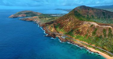 Pasifik Okyanusu kıyısındaki Koko Krateri ve Hanauma Koyu 'nun muhteşem manzarası. Su yüzeyinden drone görüntüleri.