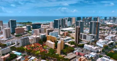 Canlı trafiği olan modern kentin şehir manzarası. Honolulu, Hawaii, ABD 'de hava perspektifi.