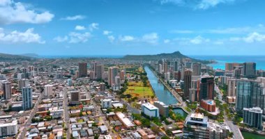 Güzel Honolulu, Hawaii, ABD 'nin engin güneşli şehri. Ala Wai Kanalı 'nın yakınındaki İHA görüntüleri. Arkaplanda Diamond Head Krateri.
