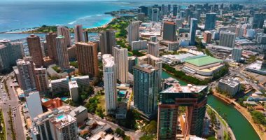 Waikiki, Honolulu 'daki yüksek binalar mimarisi, Hawaii, ABD. Ala Wai Kanalı yakınındaki drone görüntüleri..