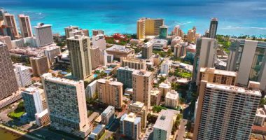 Waikiki 'nin güneşli sahillerinde çeşitli oteller. Pasifik Okyanusu kıyısına yaklaşıyoruz. Honolulu, Hawaii, ABD.