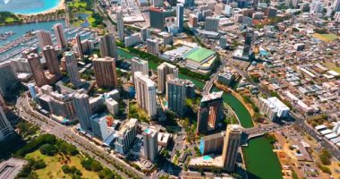 Ala Wai Kanalı 'ndan ayrılan Waikiki tatil beldesi üzerinde uçuş. Güneşli bir günde Honolulu, Hawaii, ABD 'nin güzel şehirleri.