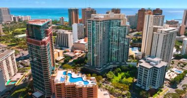 Waikiki tatil köyündeki lüks otellerde. Güneşli bir günde insansız hava aracı görüntülerinden çarpıcı şehir manzarası.