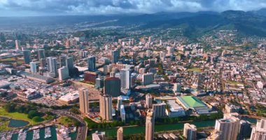 Honolulu, Hawaii, ABD şehir manzarası. Verdant kayaları şehrin etrafını sardı. Şehir manzarası üzerinde dramatik bulutlar. Hava görünümü.
