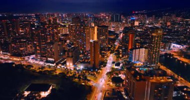 Güzel Honolulu, Hawaii, ABD 'nin ışıltılı manzarası. Şehrin iyi aydınlatılmış sokaklarında birden fazla araba hareket ediyor. Hava görünümü.