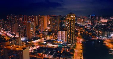 Modern Waikiki tatil köyünün göz kamaştırıcı güzellikteki şehri. Gece yüksek binaların tepesindeki İHA görüntüleri..