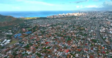 Honolulu, Hawaii 'de yoğun şehir manzarası inşa edilmiş. Diamond Head Krateri ve Waikiki silueti arka planda. Hava görünümü.