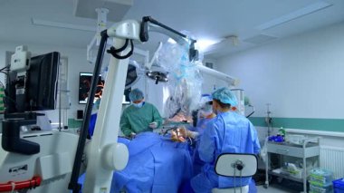 Cerrahlar hastanede ameliyat yaparlar. Tıbbi ekip, hastanedeki iyi donanımlı bir ameliyathanede karmaşık bir cerrahi müdahalede bulunuyor..