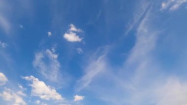 Gökyüzündeki bulutların dinamik zamanlaması. Bulutların hareket edişini ve dans edişini izlemek büyüleyici bir zaman dilimi içinde değişen hava modellerini yakalamak..