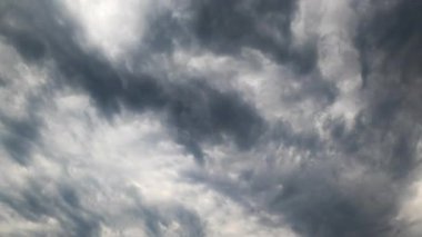 Zaman ayarında hızlı bulutlar. Bulutların bu büyüleyici zaman diliminde gökyüzündeki dinamik hareketlerini gözlemleyin..