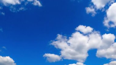 Mavi gökyüzünde sürüklenen dinamik bulutlar. Güzel bir zaman çizelgesi bulutların mavi gökyüzünde hareket ettiğini gösteriyor, dinamik doğalarını ve güzelliklerini gösteriyor..