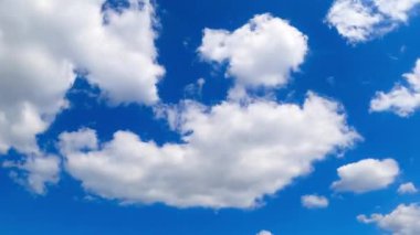 Hareket eden bulutların zamanı. Bulutlar canlı mavi bir gökyüzü üzerinde dönüşür. Gün boyunca hareket ve doku gösterirler..