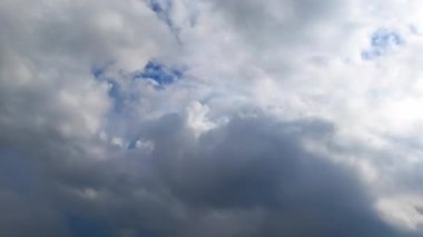 Bulutların yer değiştirdiği zaman dilimi. Bulutların dinamik bir zaman diliminde dönüşümünü izleyin. Mavi gökyüzüne ve değişen desenlere bir göz atın..