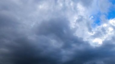 Dramatik bulut hareketlerinin zamanı. Gökyüzünde kayan ve dönen bulutların büyüleyici zamanlamasının tadını çıkarın. Dinamik hava modelleri sergiliyor..