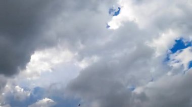 Hızla ilerleyen zamanlanmış bulutlar. Bulutlar bir zaman diliminde hızla sürüklenir. Gün boyunca yukarıdaki değişen hava ve atmosferi gösterir..