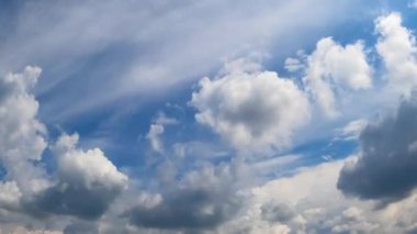 Hareketli bulutlar zaman ayarlı. Gün boyunca mavi gökyüzünde büyüleyici bir zaman diliminde bulutların yer değiştirmesini ve değişimini izleyin..