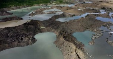 Sığ, kurumuş nehrin üzerindeki görüntüler. Yerdeki tepeler sudan sarkıyor. Alaska doğası.