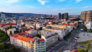 Slovakya 'nın Bratislava kentindeki eski ve yeni mimarinin bir karışımı. Gün batımında şehir manzarası üzerinde İHA görüntüleri.