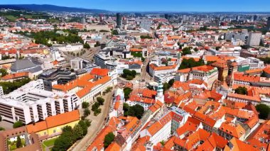 Eski kasabanın turuncu çatıları parlak güneşi yansıtır. Bratislava, Slovakya 'nın tarihi kısmının insansız hava aracından şehir manzarası.
