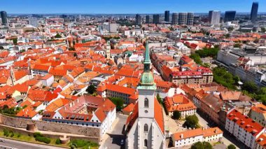 Bratislava, Slovakya 'nın tarihi bölgesindeki eski kilisenin kulesindeki görüntüler. Ortaçağ ve Tuna 'nın turuncu çatılarına bakın..