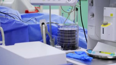 Yükselen ve inen pompalı modern akciğer havalandırma makinesi. Ameliyat odasında çalışan gelişmiş tıbbi ekipmanlar..