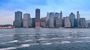 Gri sıkıcı bir günde East River turu. Modern New York, ABD 'nin ufuk çizgisine bakın.