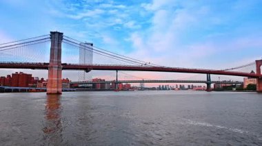 New York, ABD 'de East River' da Riverboat turu. Brooklyn Köprüsü 'nün alçak açılı görüntüsü.
